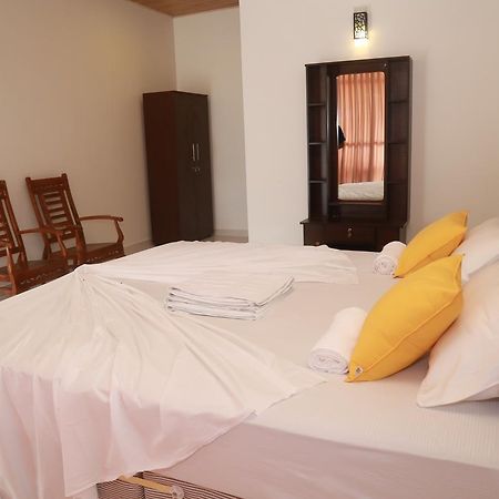 Serene Beach Hotel Dikwella Bagian luar foto