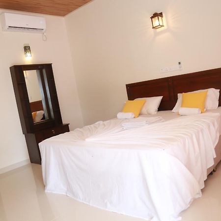 Serene Beach Hotel Dikwella Bagian luar foto