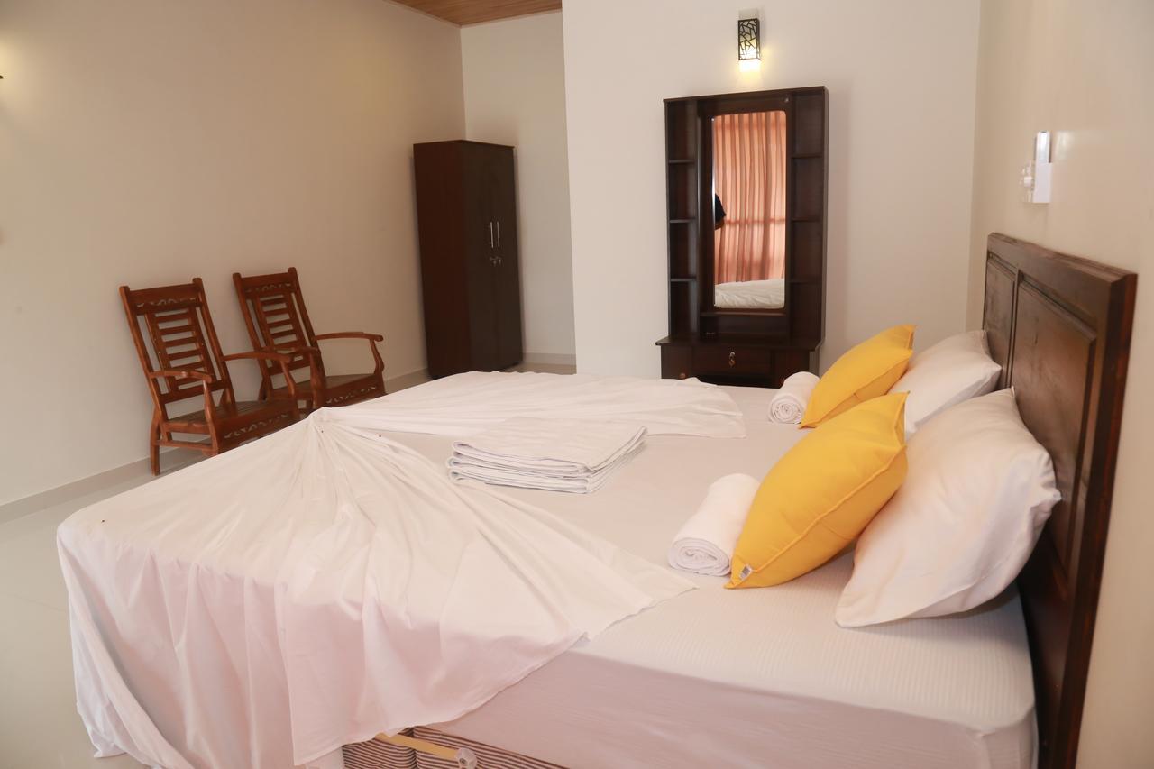 Serene Beach Hotel Dikwella Bagian luar foto