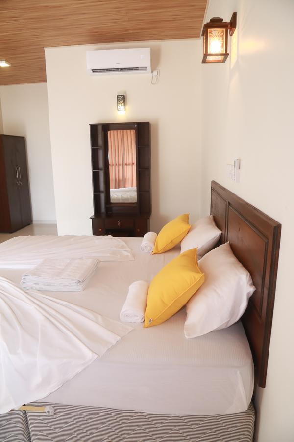 Serene Beach Hotel Dikwella Bagian luar foto
