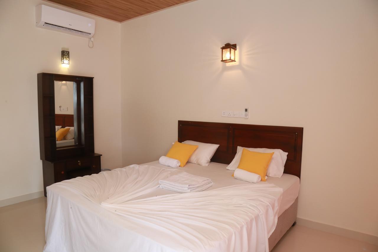 Serene Beach Hotel Dikwella Bagian luar foto