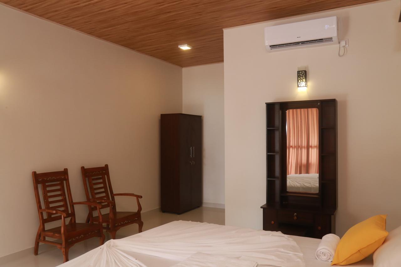 Serene Beach Hotel Dikwella Bagian luar foto